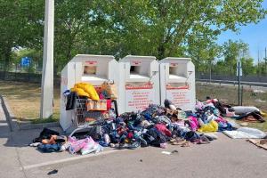 Ne a ruhagyűjtő konténer mellé tegyük a ruhát!
